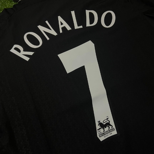 Picture of Manchester United 03/04 Away Ronaldo